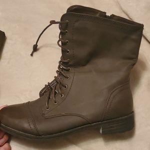 Combat boots